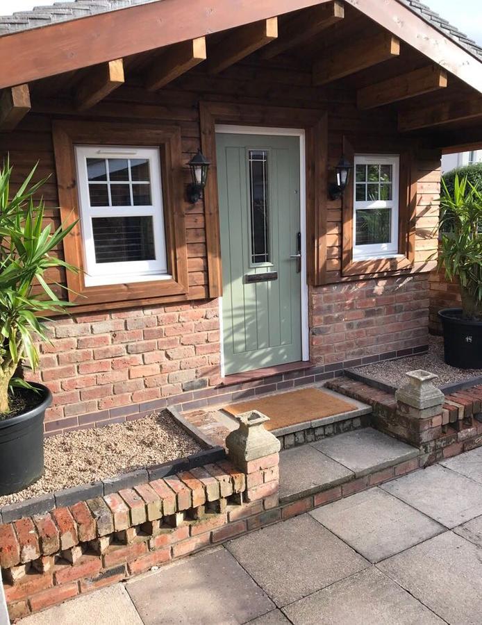 Boutique Garden Lodge @ The Larches Wolverhampton Exterior foto